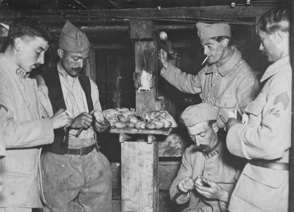 040_ph_d-Aisne, juillet 1917  épluchage des légumes